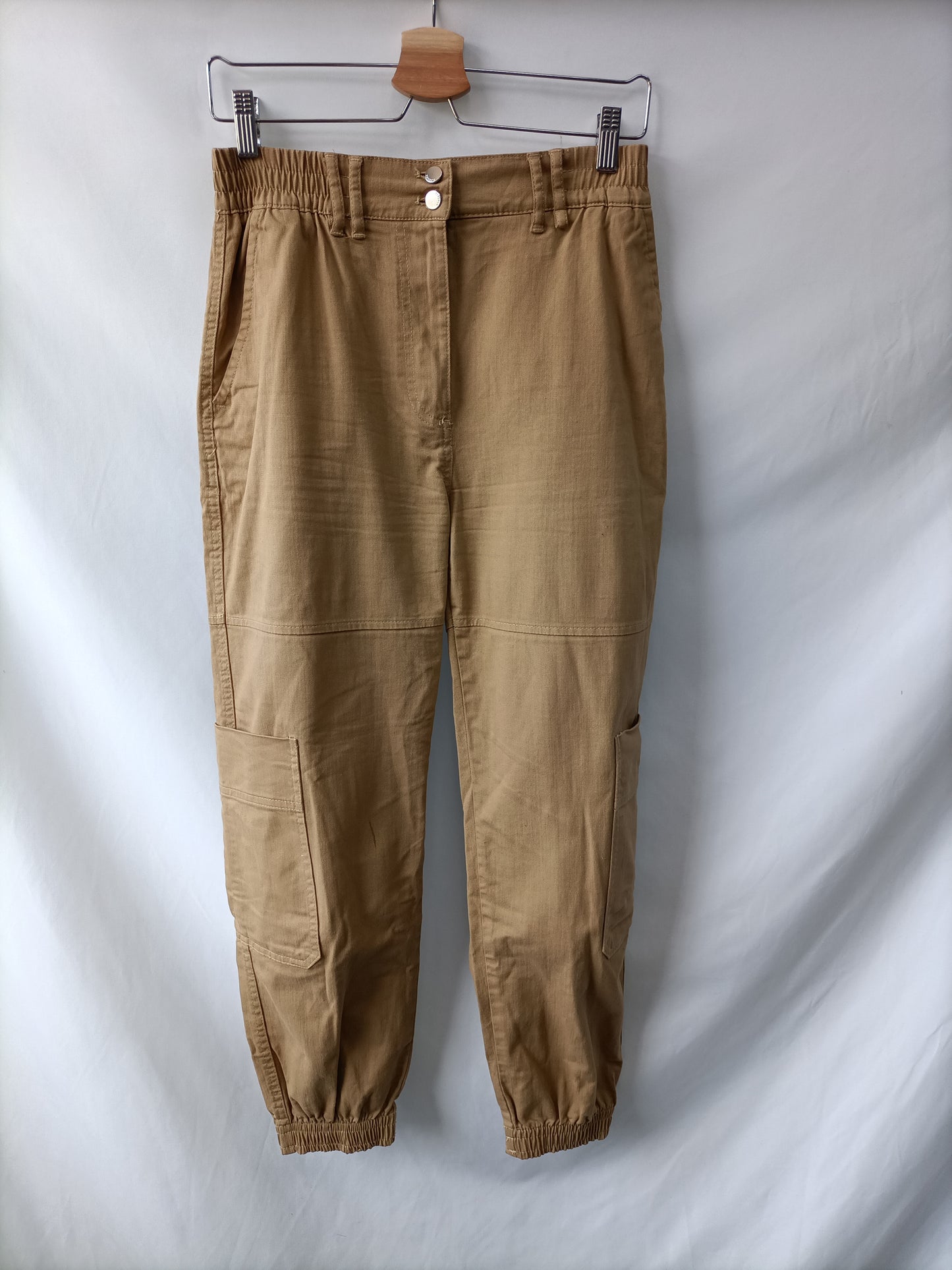 BERSHKA. Pantalón paperback beige T.40