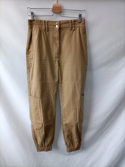 BERSHKA. Pantalón paperback beige T.40