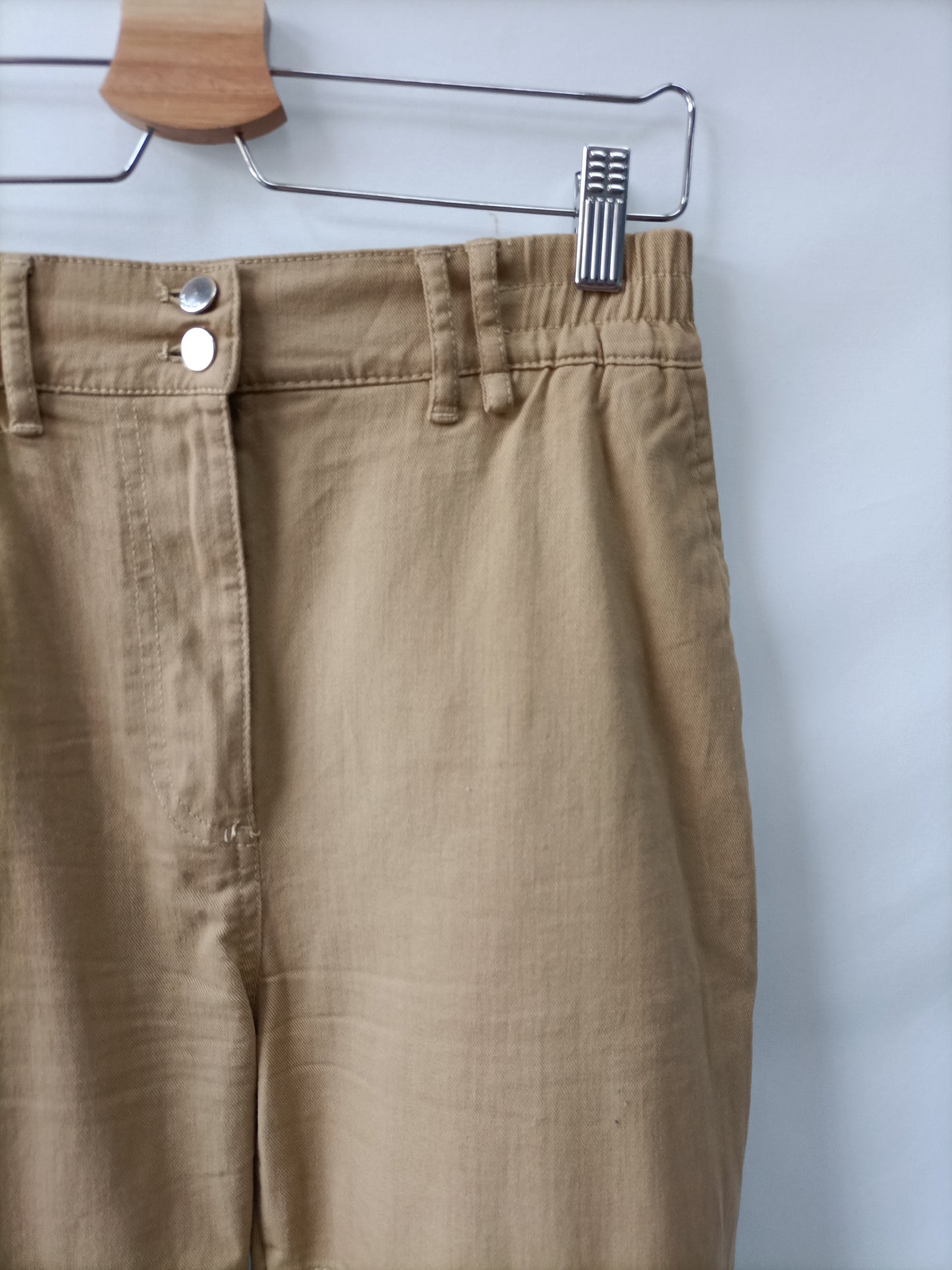 BERSHKA. Pantalón paperback beige T.40