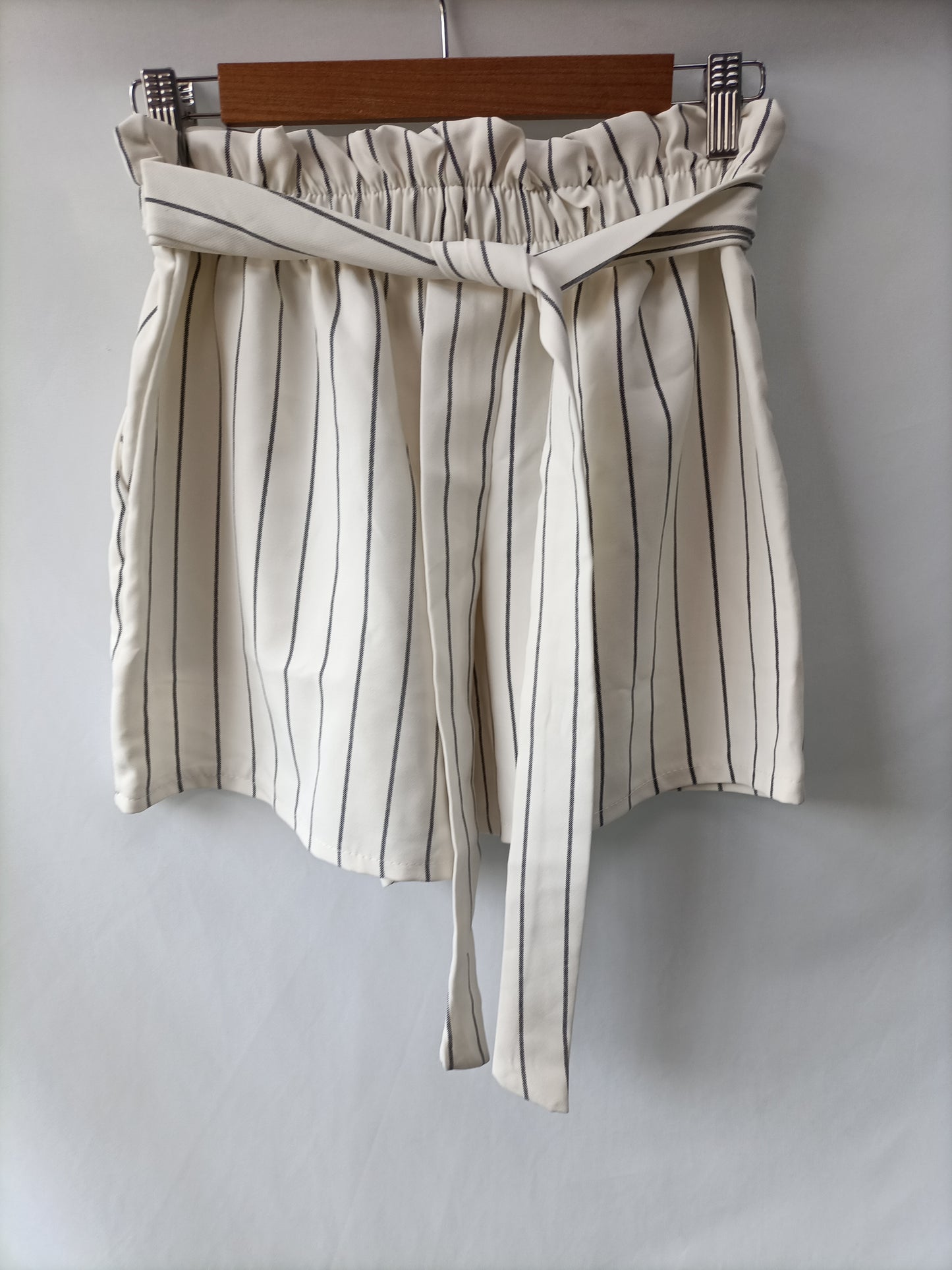 OTRAS. Shorts beige rayas T.u(s)