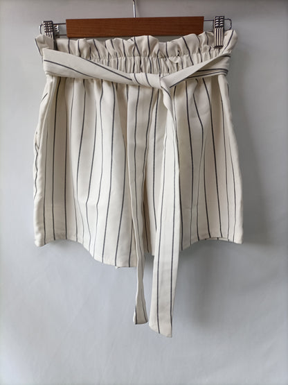 OTRAS. Shorts beige rayas T.u(s)