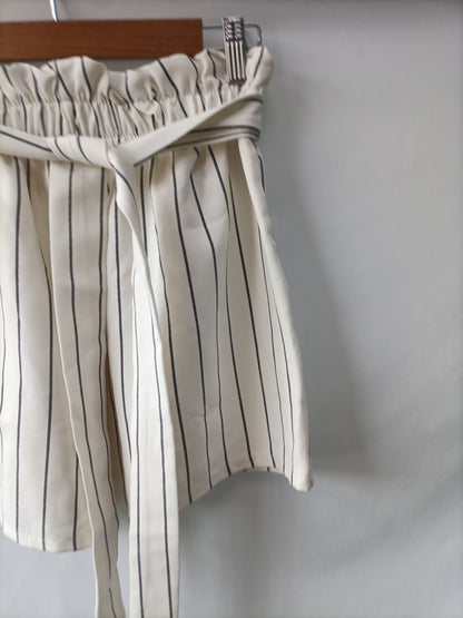 OTRAS. Shorts beige rayas T.u(s)