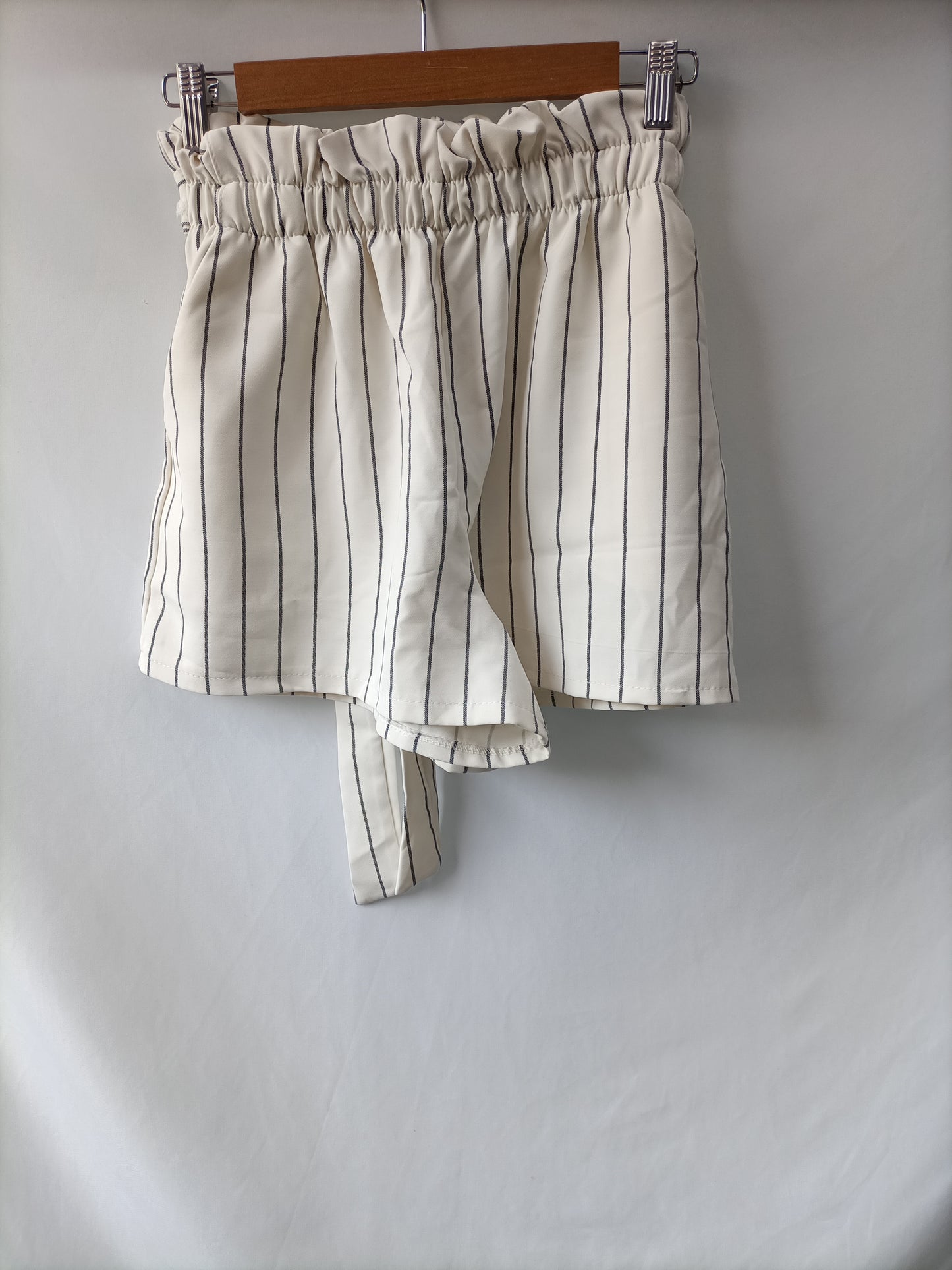 OTRAS. Shorts beige rayas T.u(s)