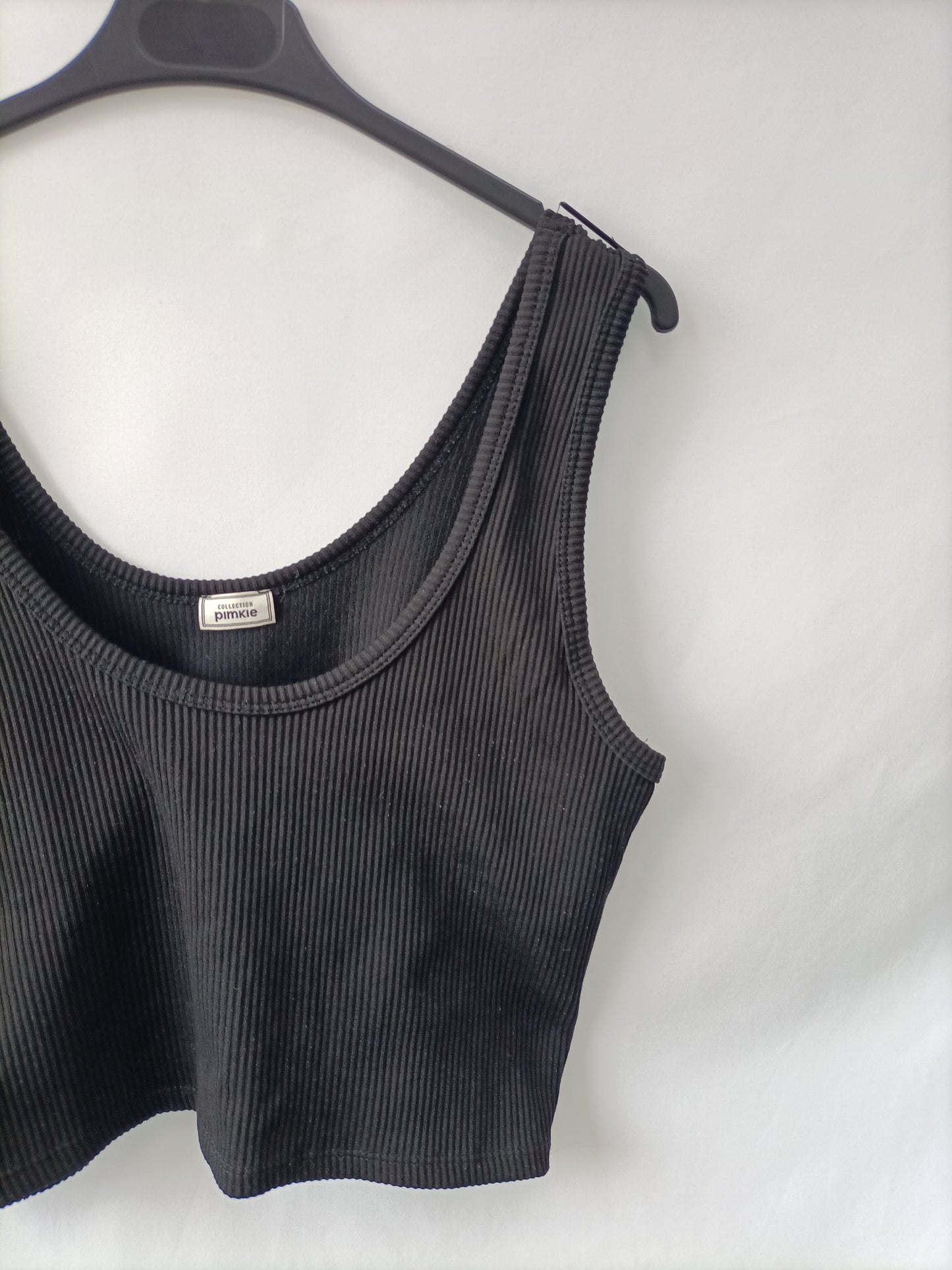 PIMKIE. Top negro canalé T.l
