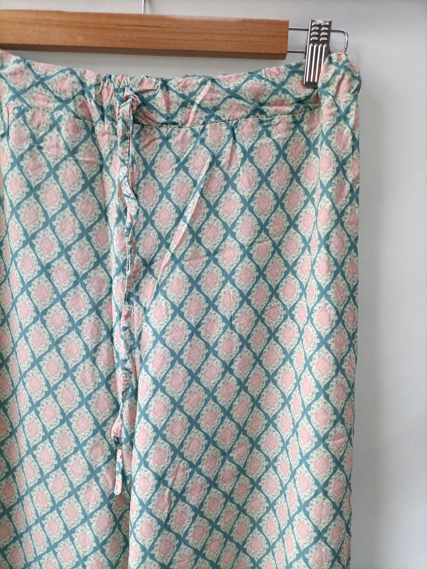 OTRAS. Pantalón fluido estampado Tu(s)