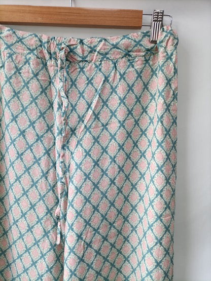 OTRAS. Pantalón fluido estampado Tu(s)