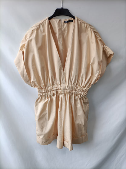 ZARA. Mono corto beige T.m