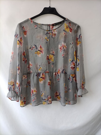 ZARA. Gray floral blouse Tm