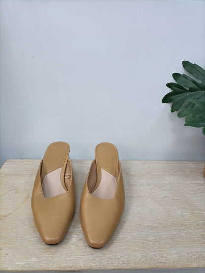 MANGO. Mules beige tacón T.36