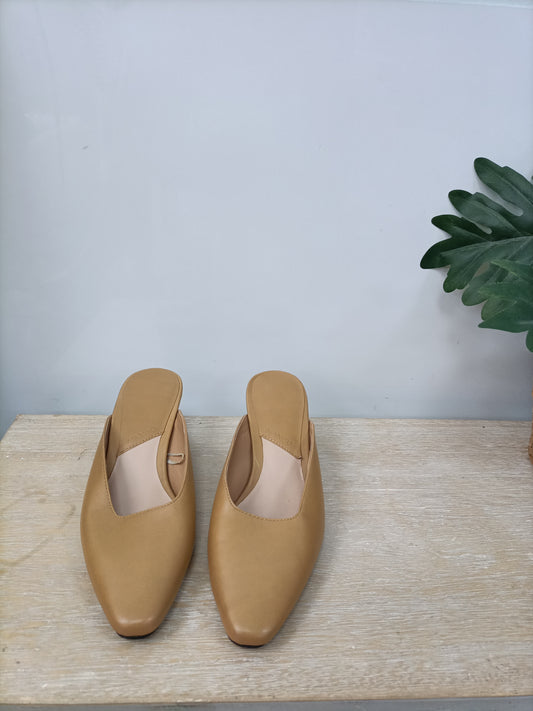 MANGO. Mules beige tacón T.36