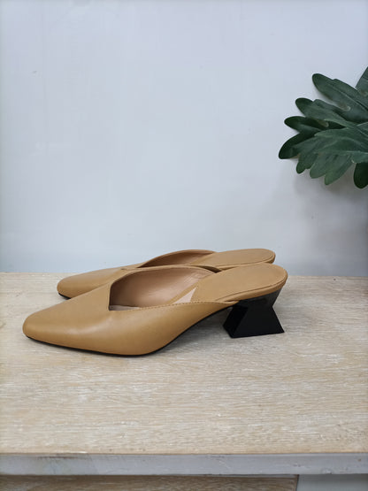 MANGO. Mules beige tacón T.36