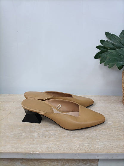 MANGO. Mules beige tacón T.36