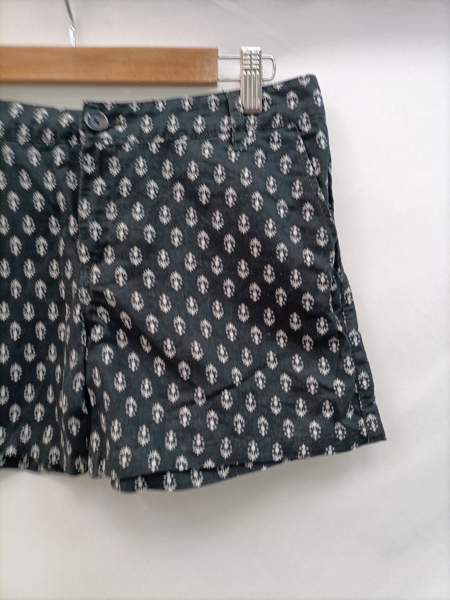 MANGO. Shorts lino negro dibujos T.36