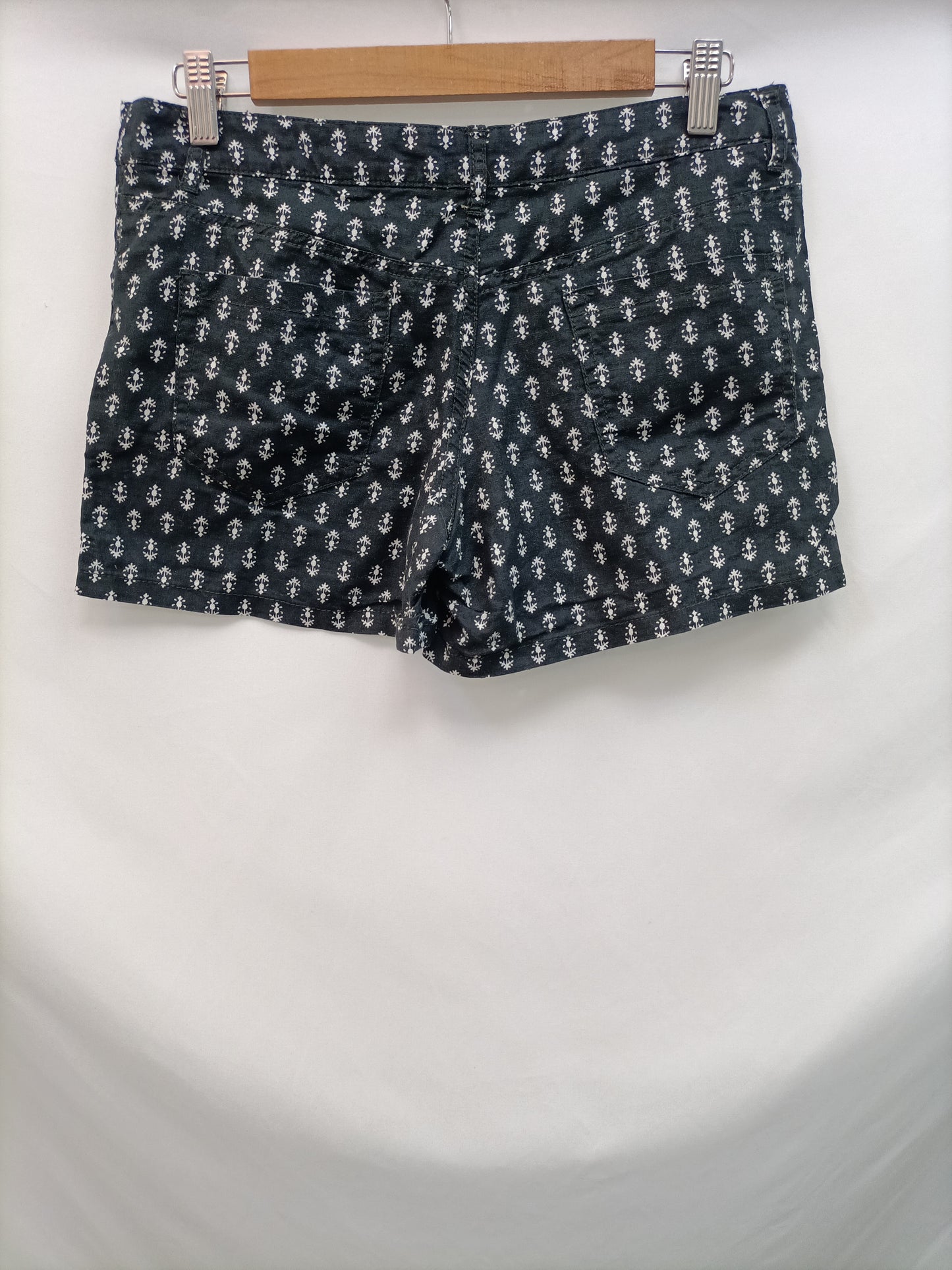 MANGO. Shorts lino negro dibujos T.36