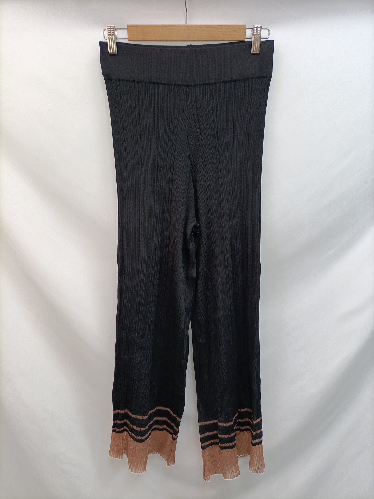 ZARA. Pantalón punto negro T.s