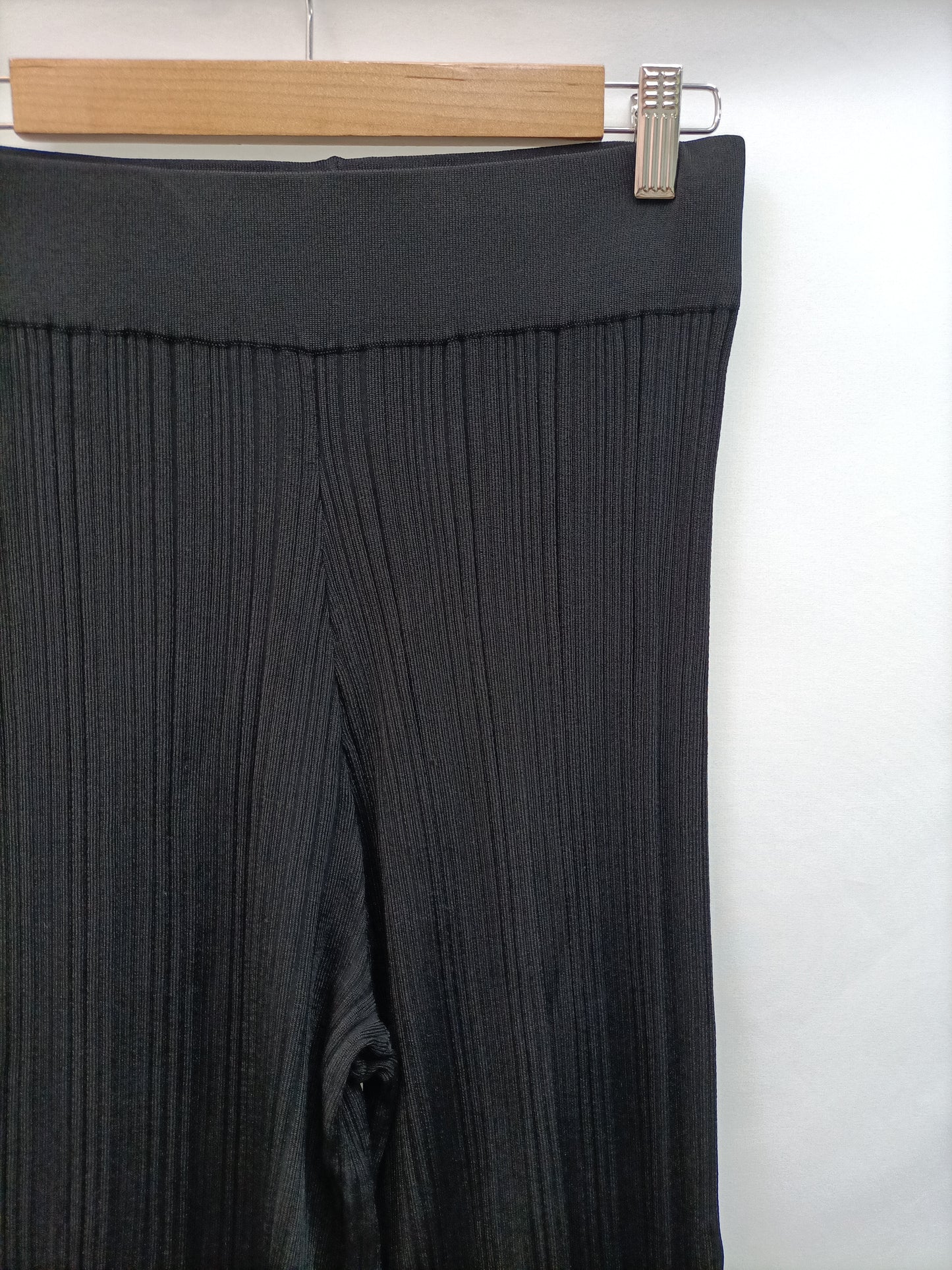 ZARA. Pantalón punto negro T.s
