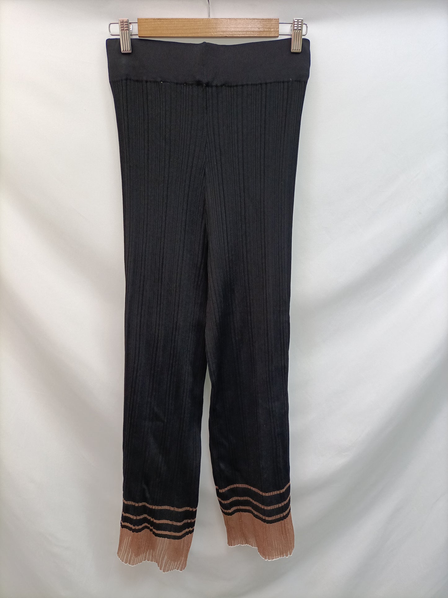 ZARA. Pantalón punto negro T.s