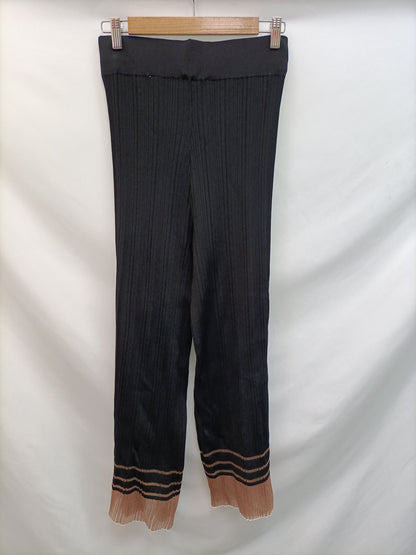ZARA. Pantalón punto negro T.s