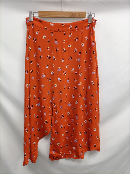 BERSHKA. Falda roja flores T.l