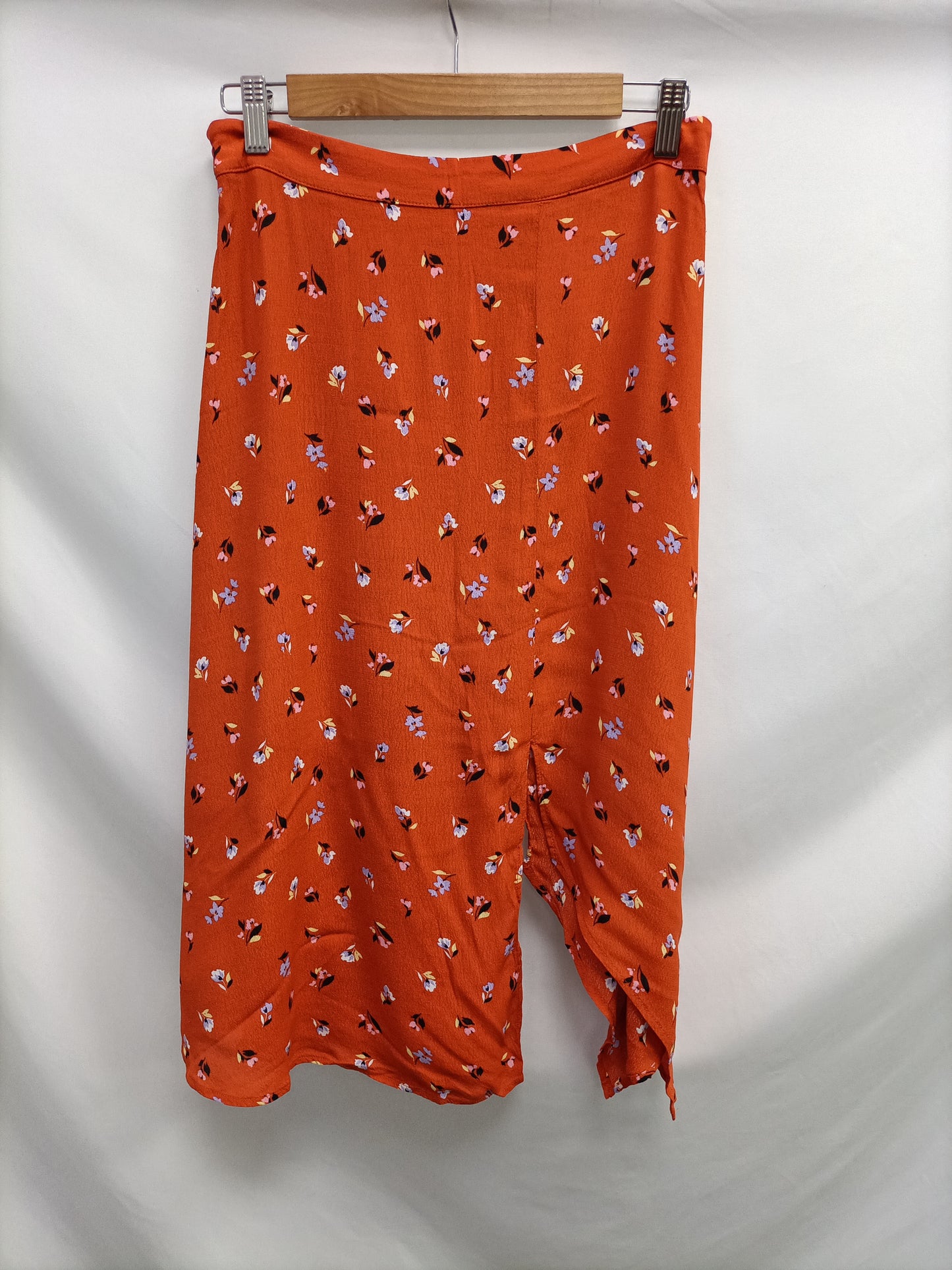 BERSHKA. Falda roja flores T.l