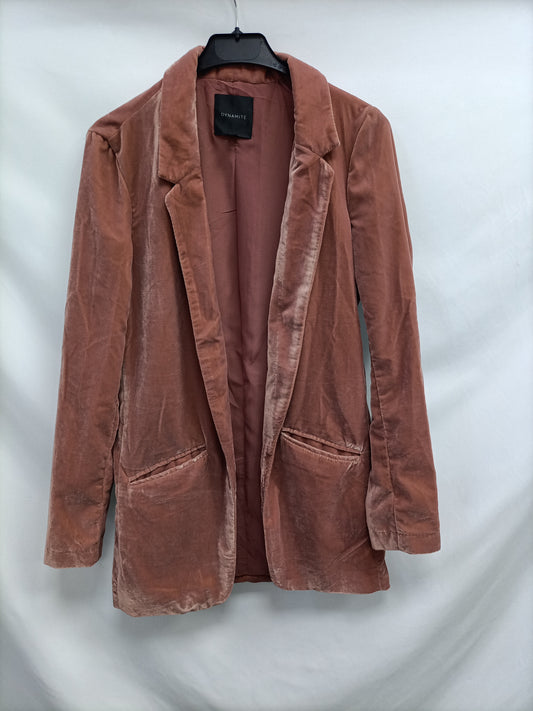 DYNAMITE. Blazer rosa terciopelo T.xs