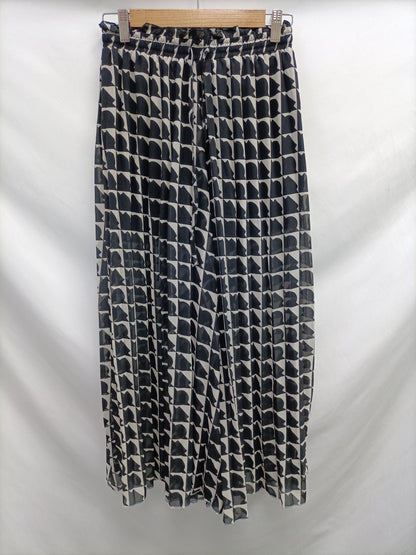 TRK. Black and white pleated trousers Ts