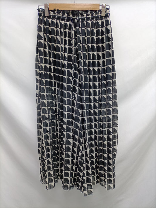 TRK. Pantalón plisado negro y blanco T.s