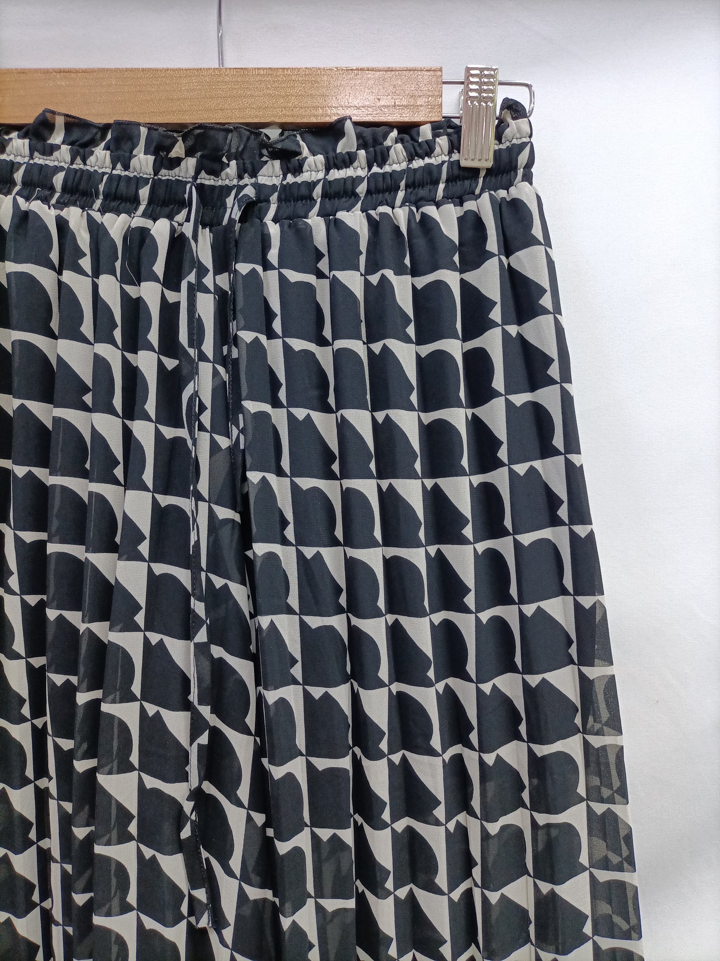 TRK. Black and white pleated trousers Ts