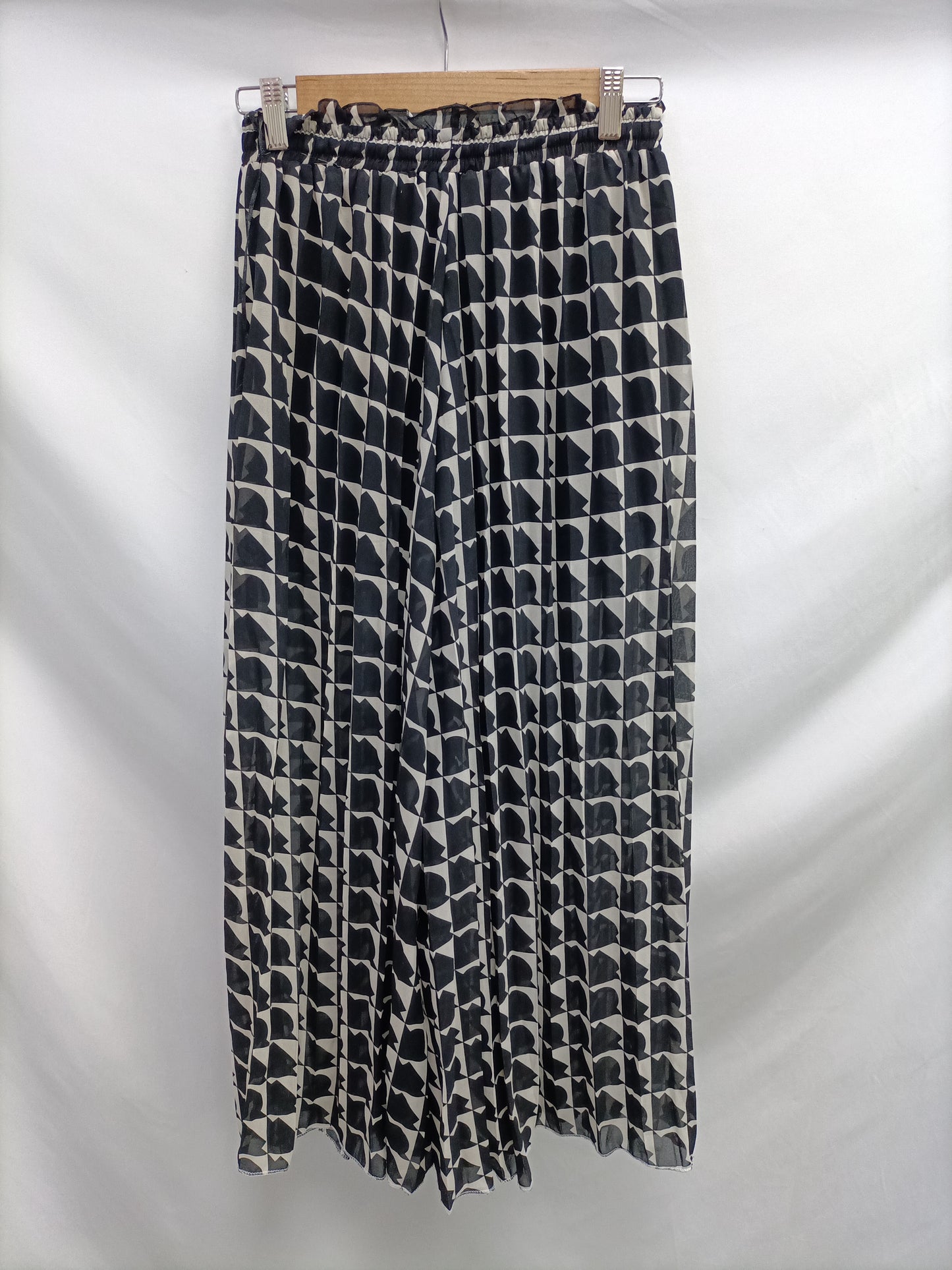 TRK. Black and white pleated trousers Ts