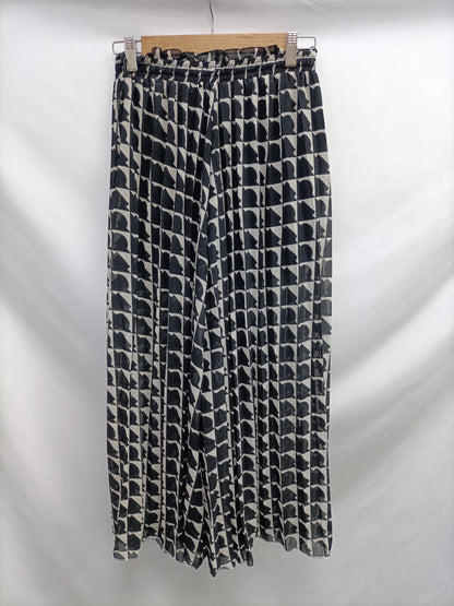 TRK. Black and white pleated trousers Ts