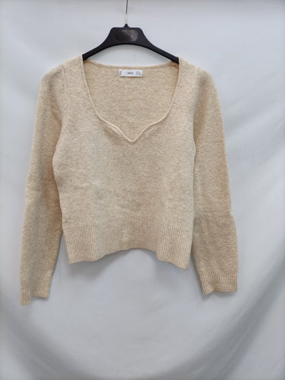 MANGO. Beige sweater with a V-neckline.