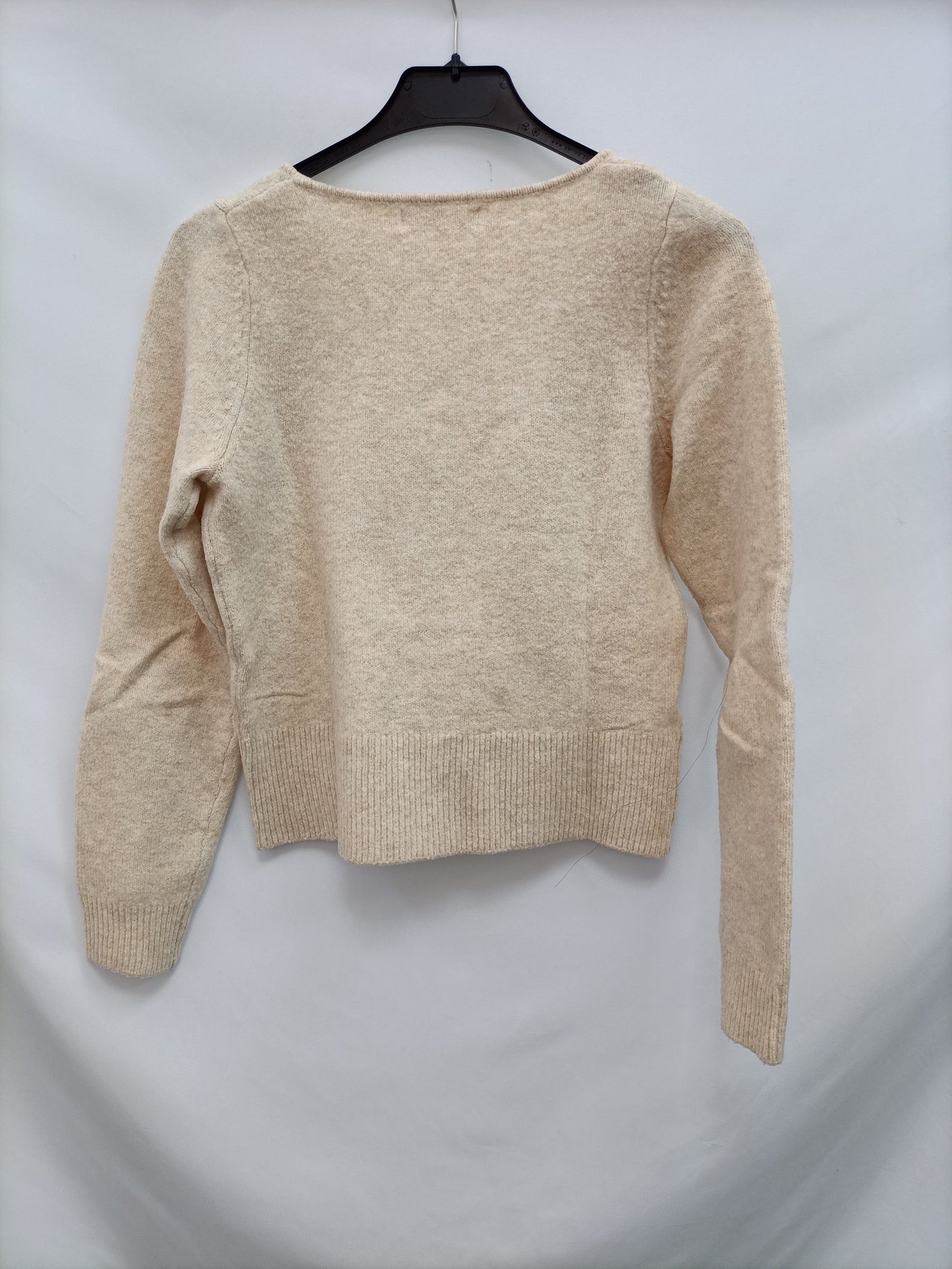 MANGO. Beige sweater with a V-neckline.