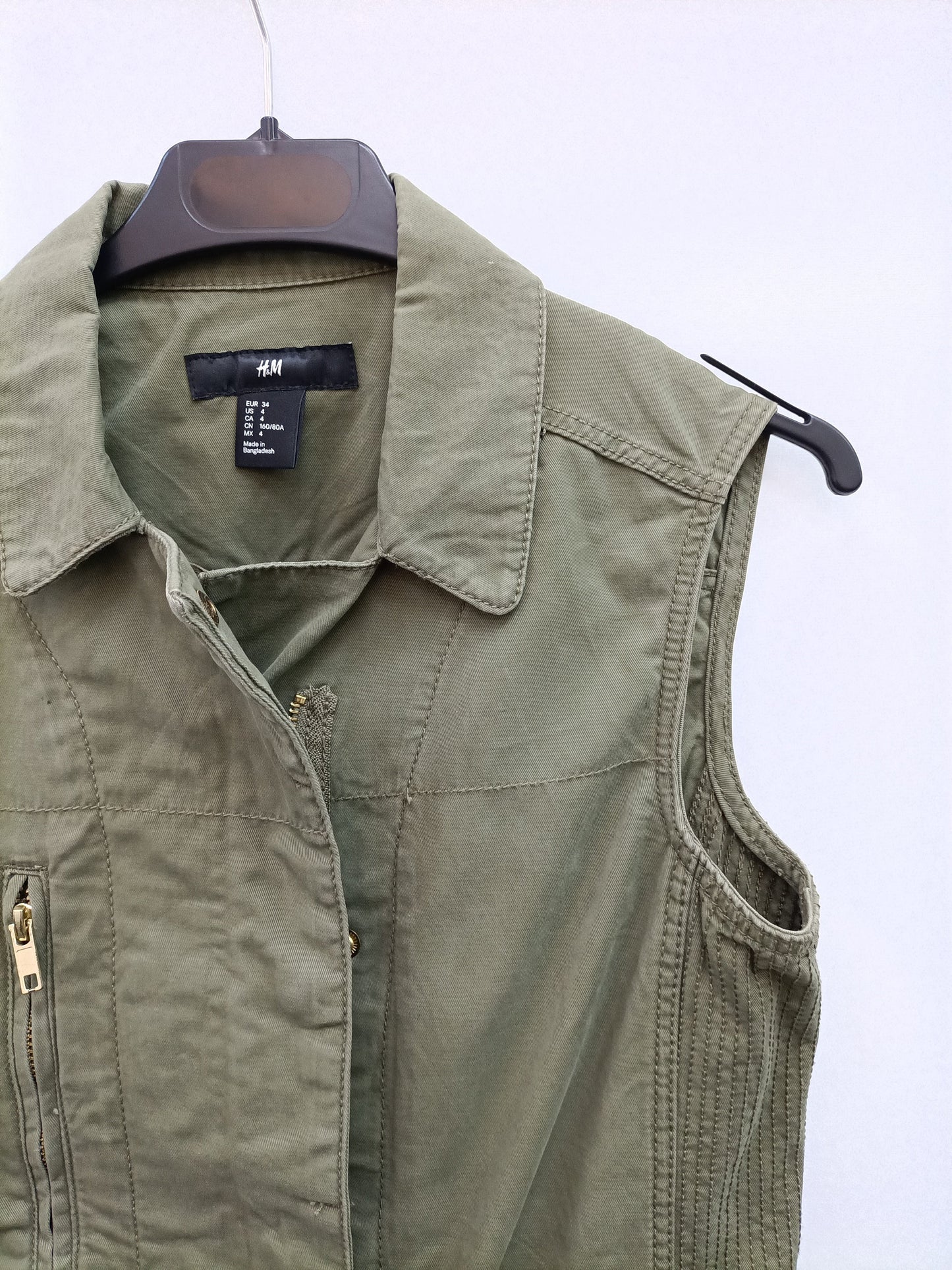 H&M. Parka verde sin mangas T.34