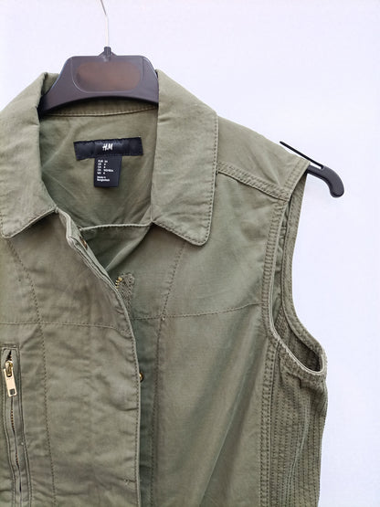 H&M. Parka verde sin mangas T.34