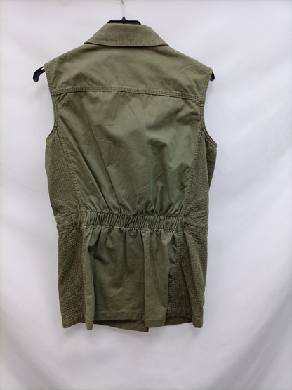 H&M. Parka verde sin mangas T.34