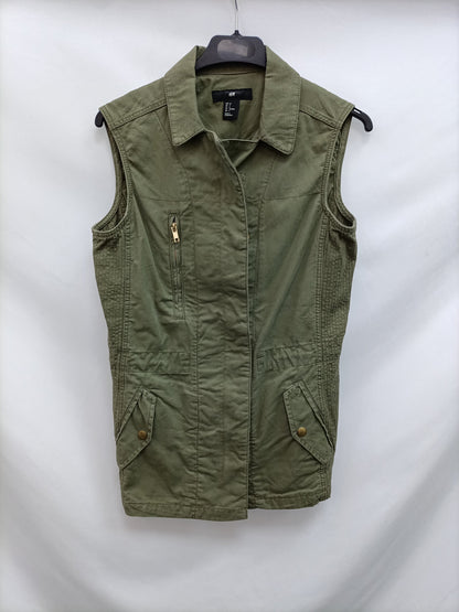 H&M. Parka verde sin mangas T.34
