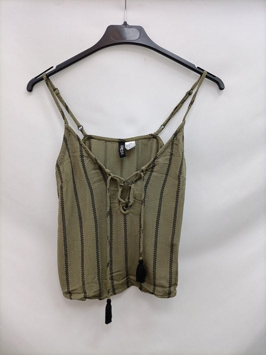 H&M. Top verde fluido T.32