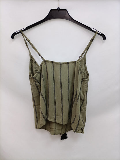 H&M. Top verde fluido T.32