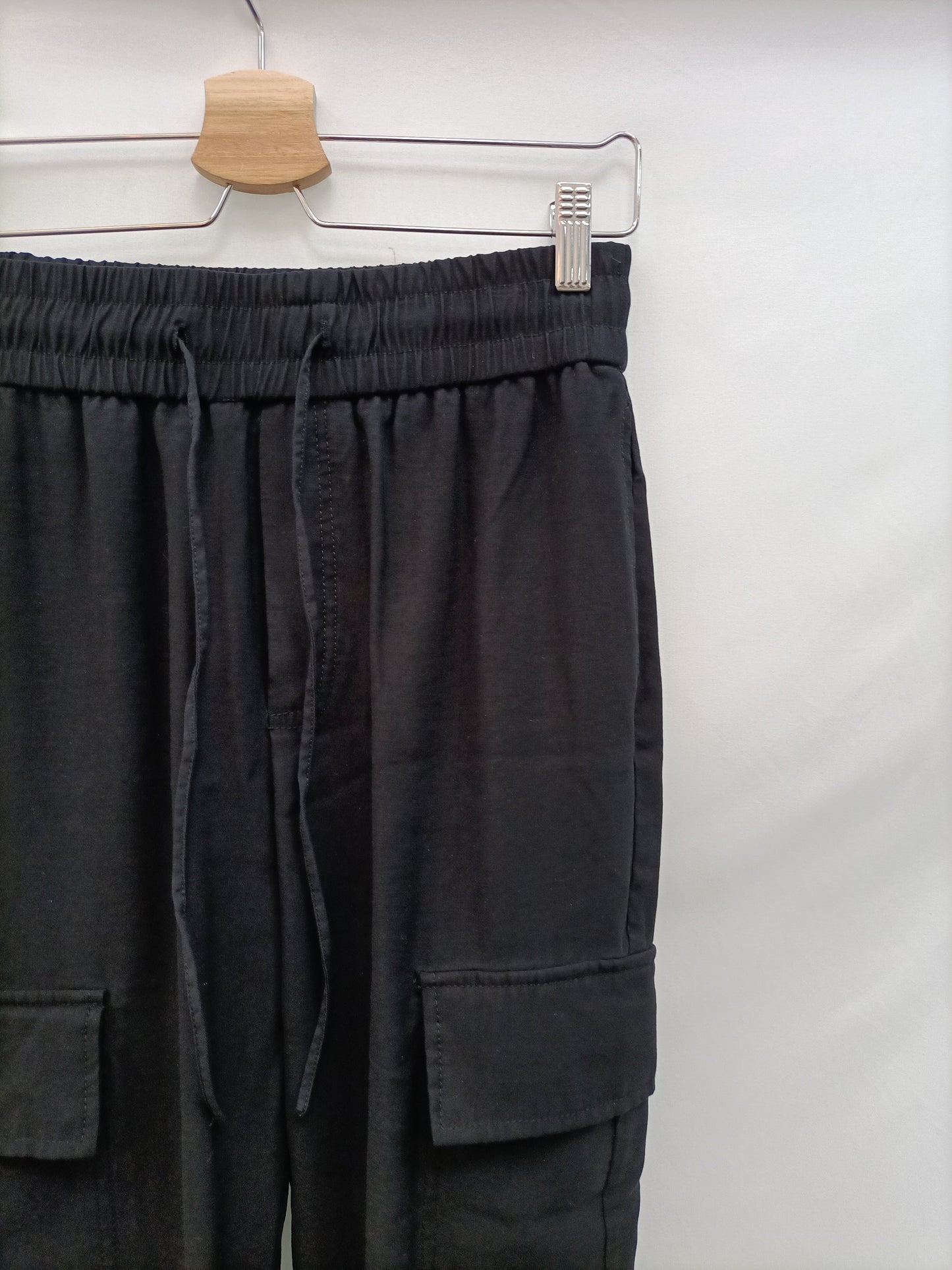 ZARA. Pantalón negro cargo T.s