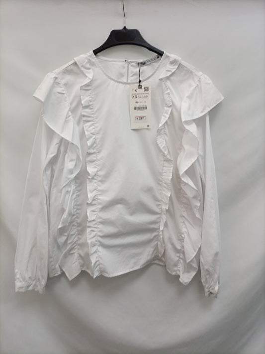 ZARA. Blusa blanca volantes T.xs