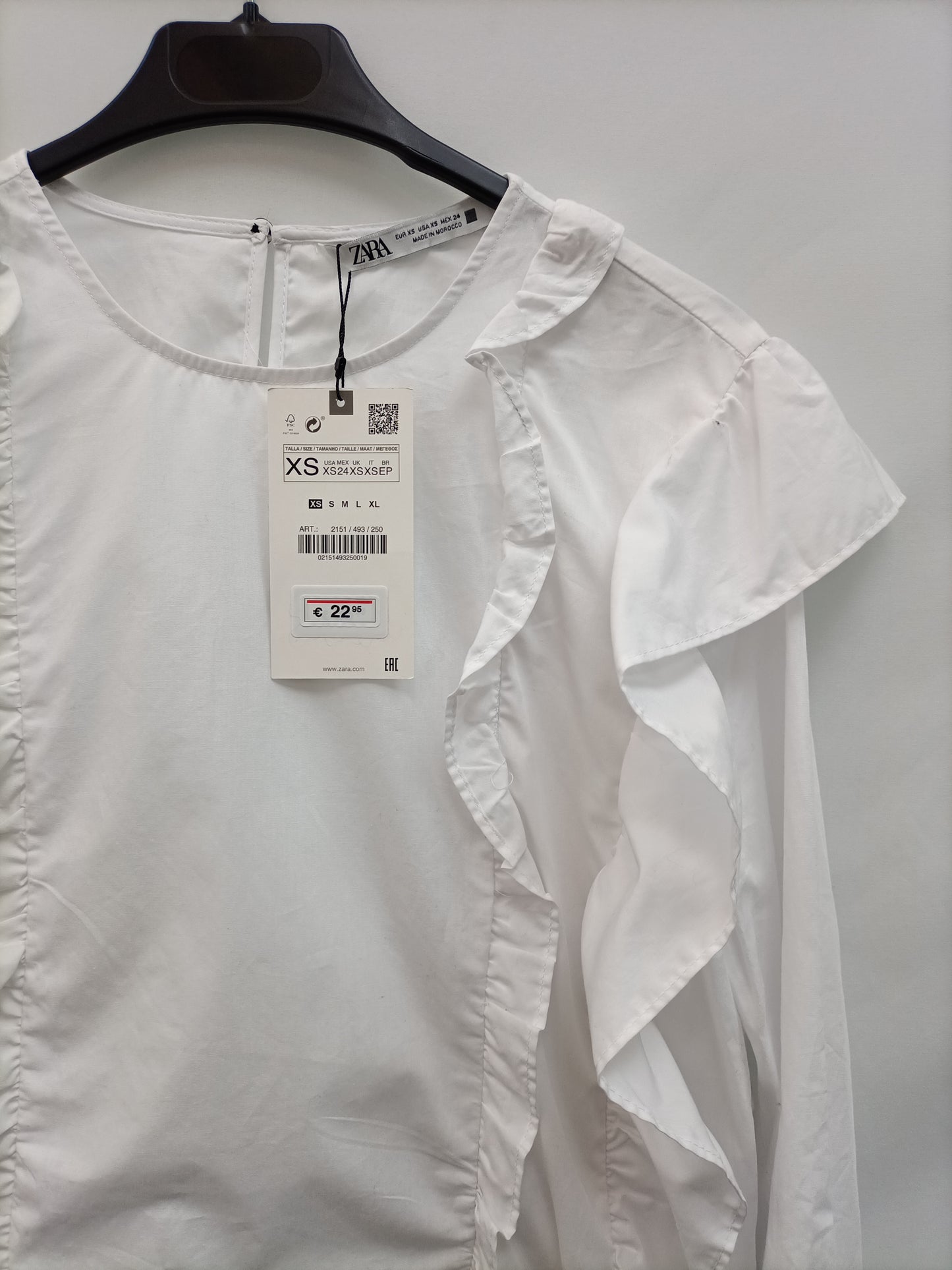 ZARA. Blusa blanca volantes T.xs