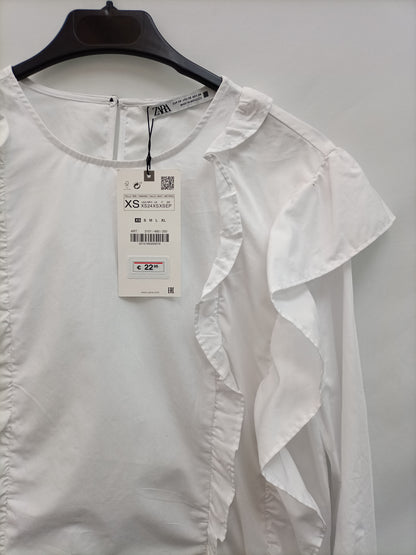 ZARA. Blusa blanca volantes T.xs