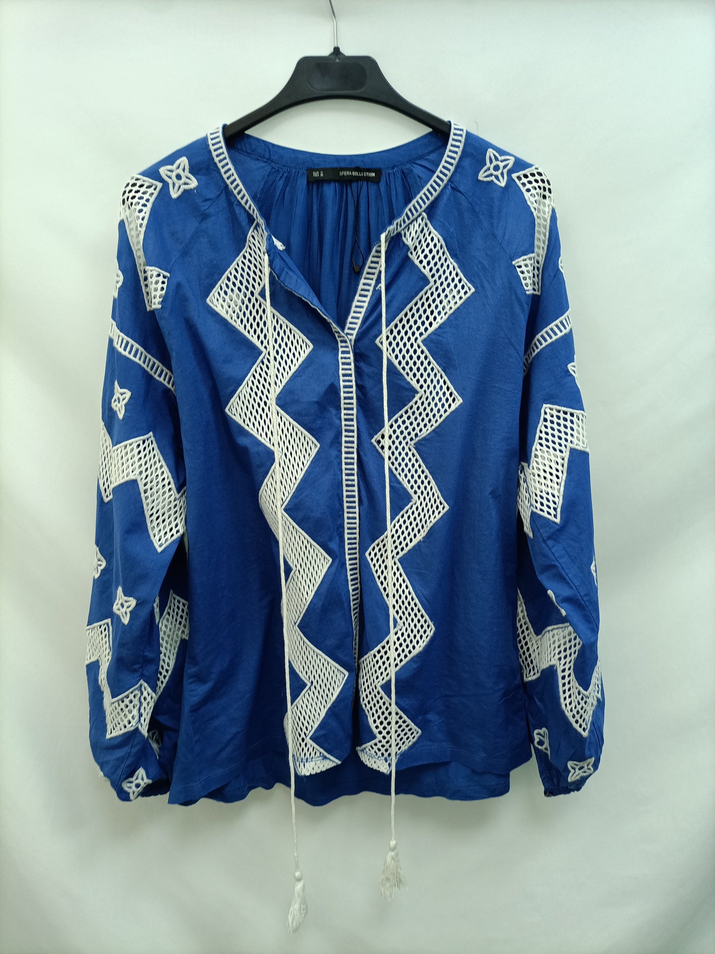 SFERA. Blusa azul bordada T.m