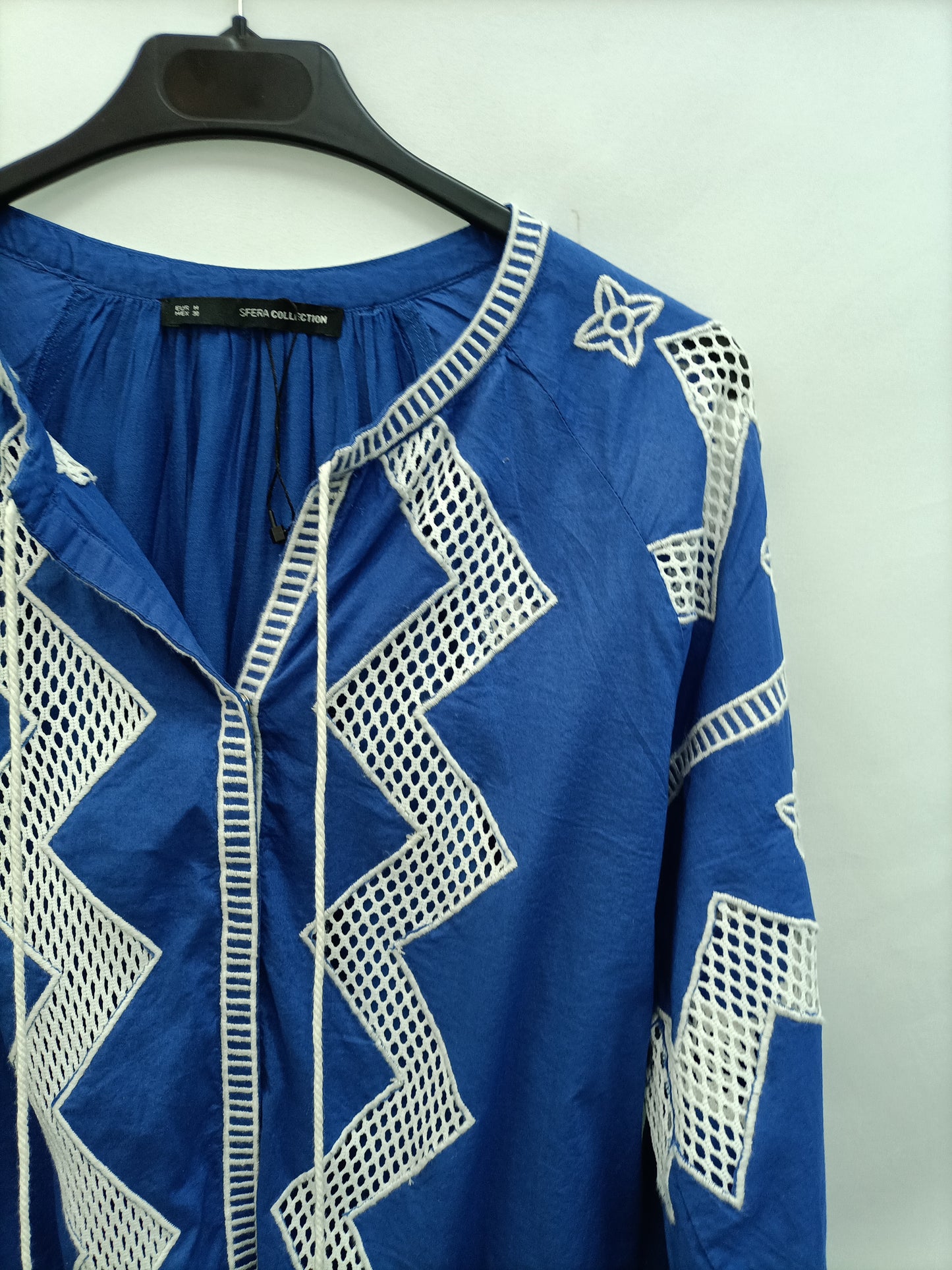 SFERA. Blusa azul bordada T.m
