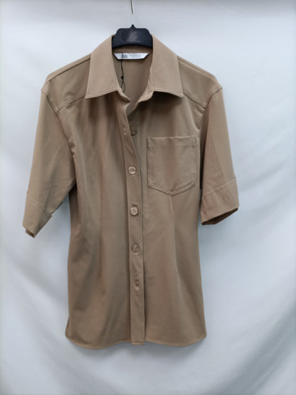ZARA. Camisa camel Entallada T.xs