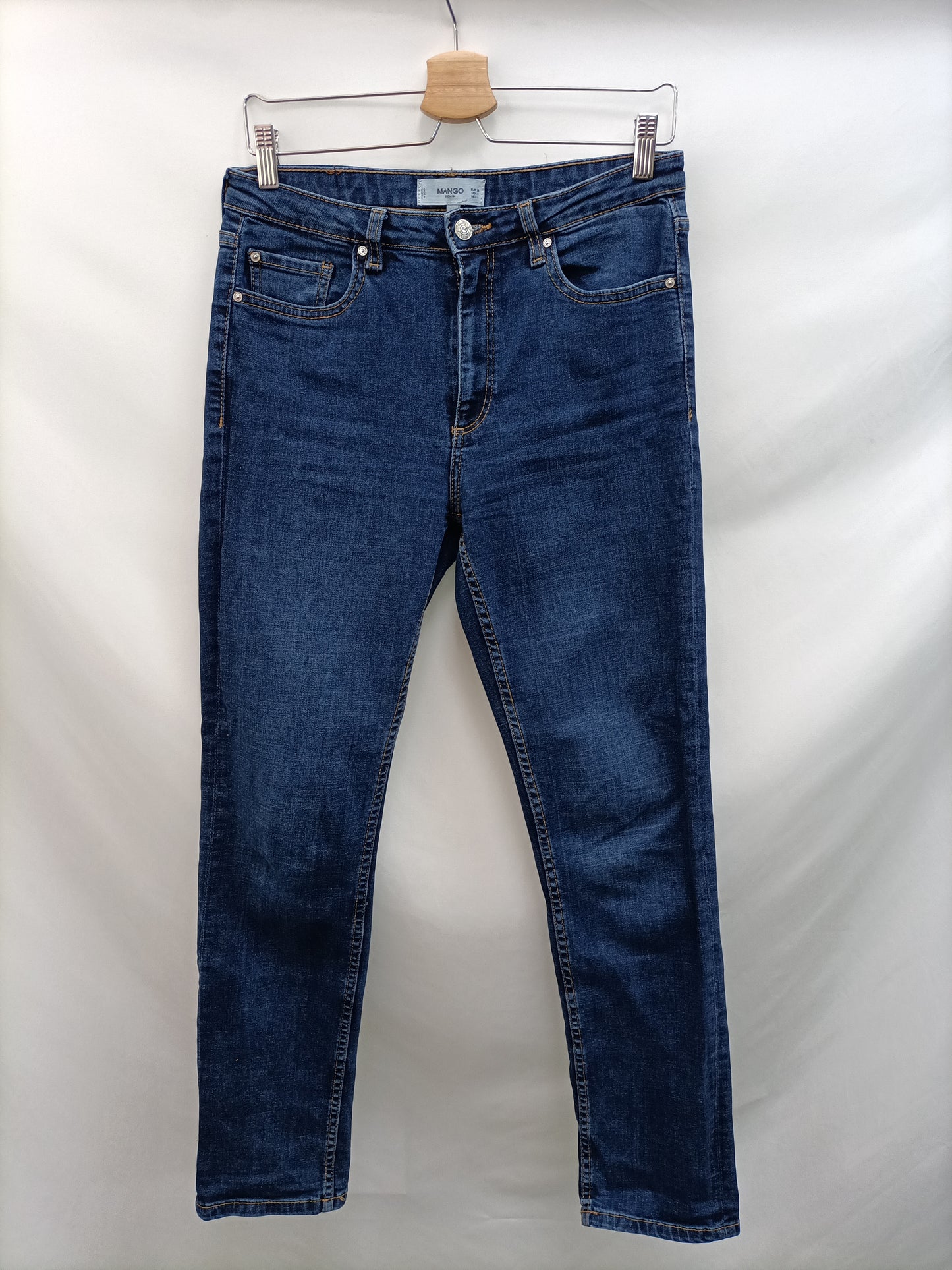 MANGO. Pantalón denim oscuro T.38