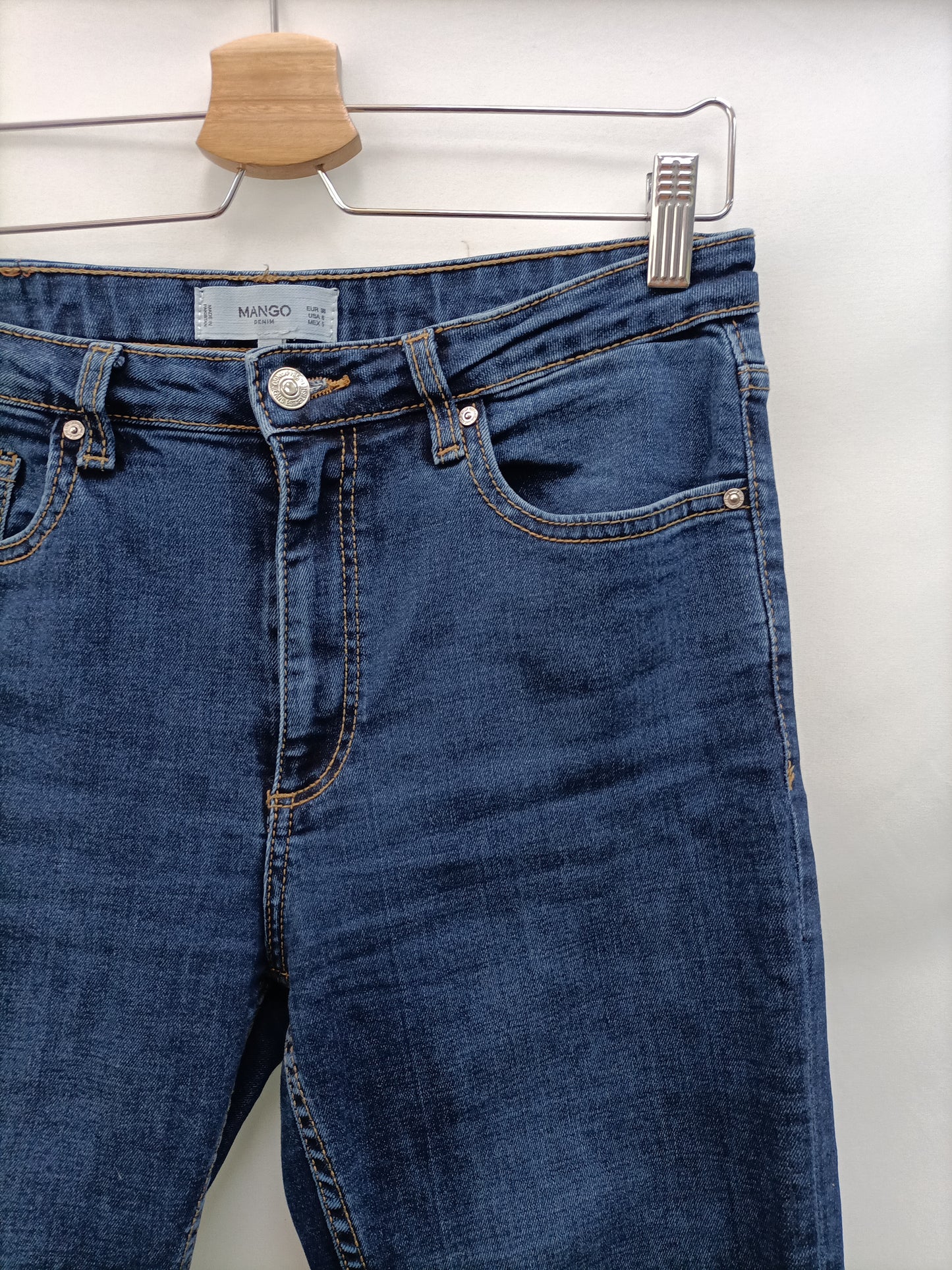 MANGO. Pantalón denim oscuro T.38