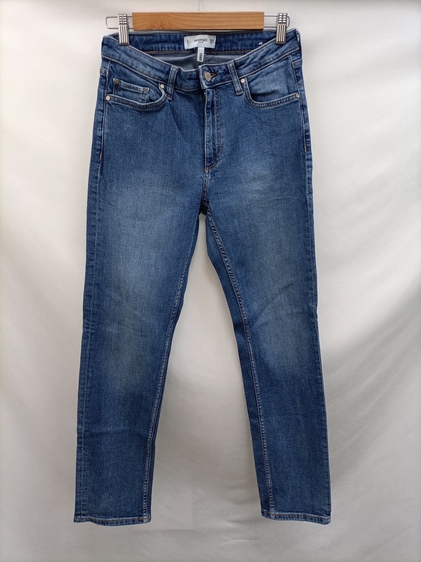MANGO. Pantalón denim claro T.38