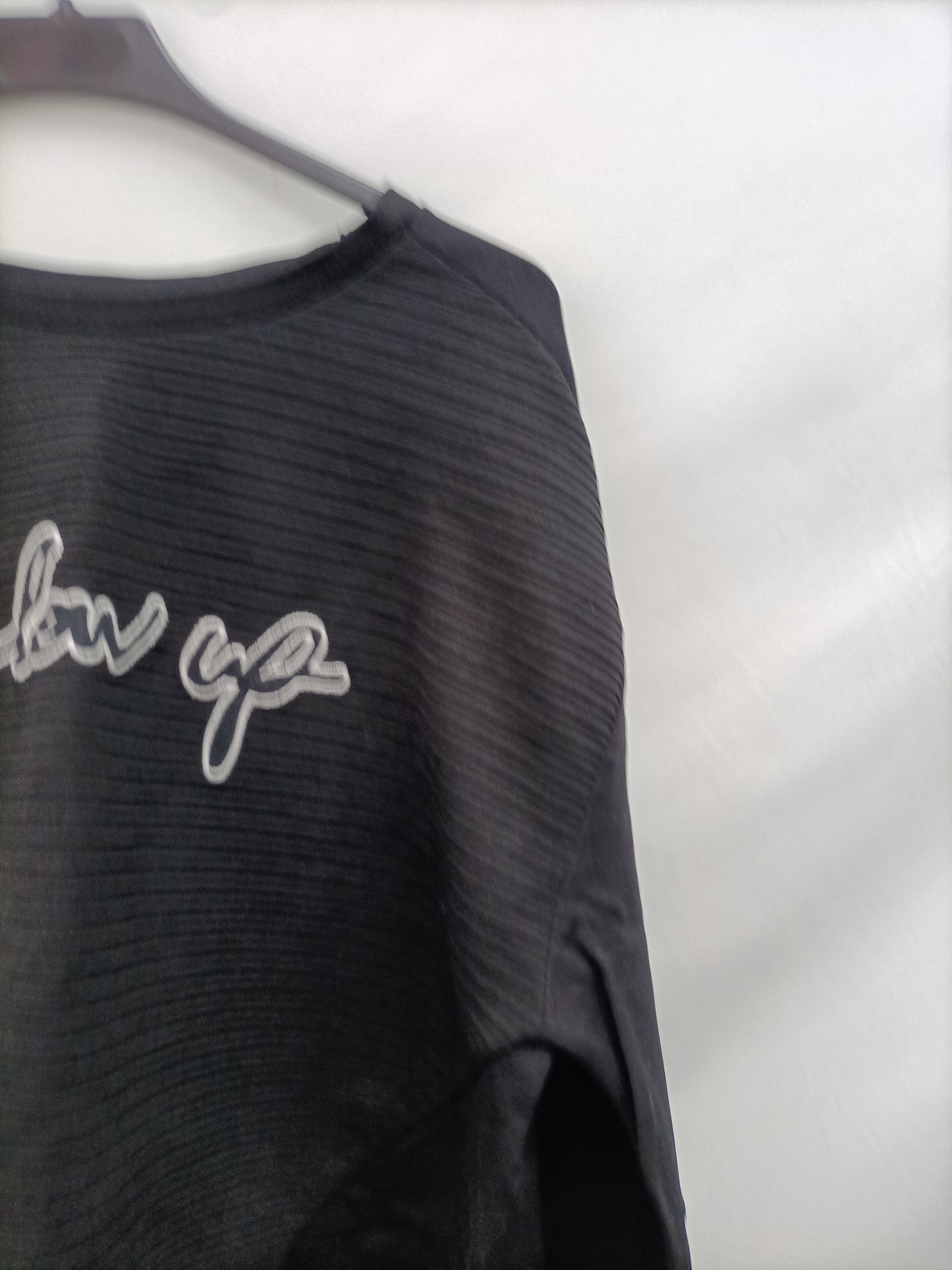 OTRAS. Sudadera negra letras T.u(s)