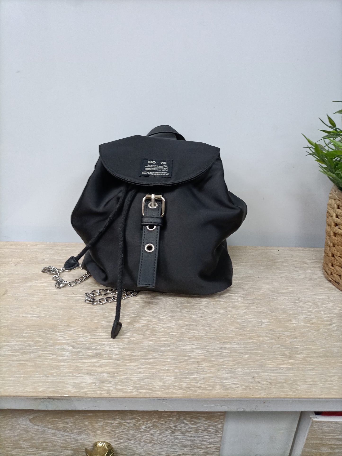 OTRAS. Mochila negra